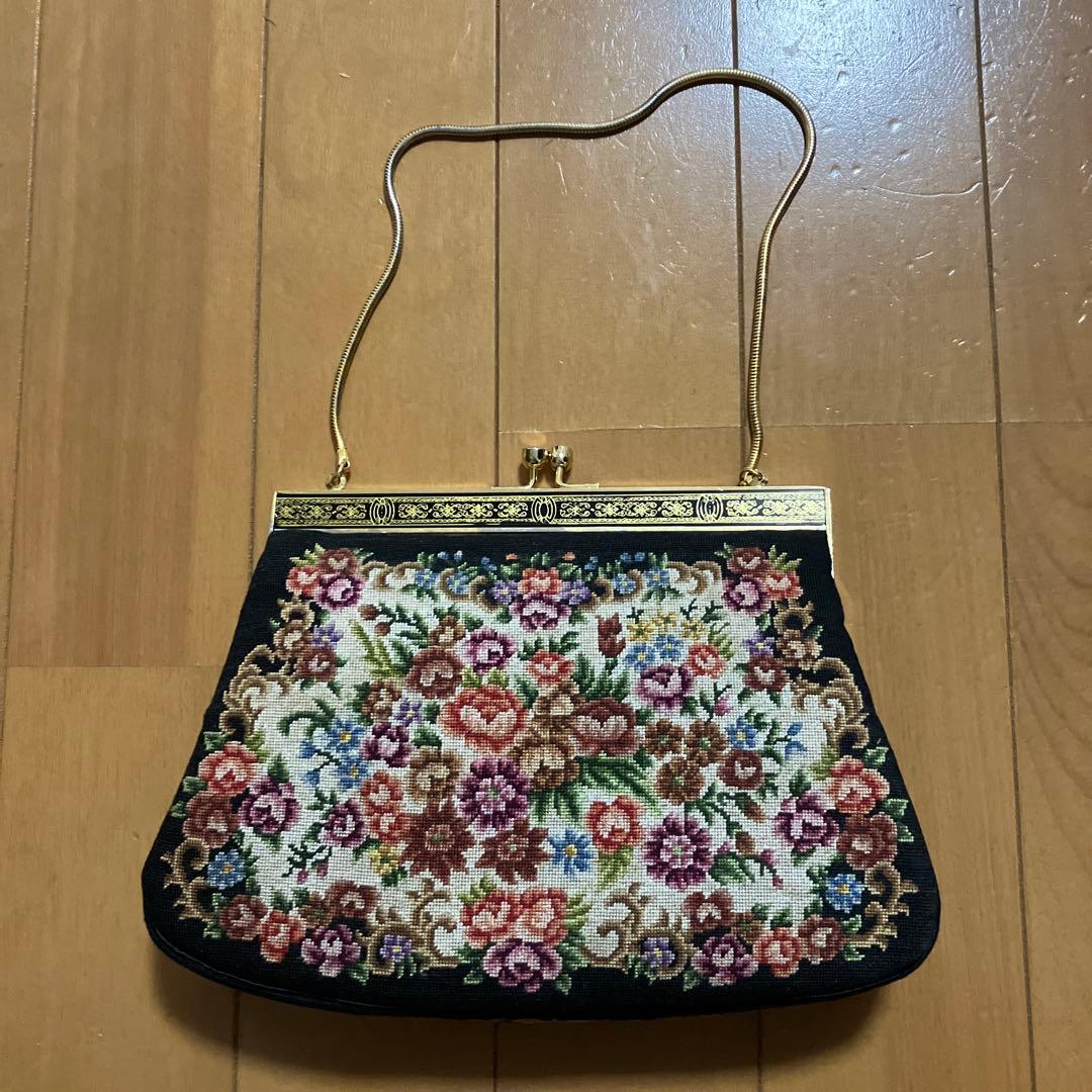 花柄刺繍 黒 プチポアンバッグ - メルカリ