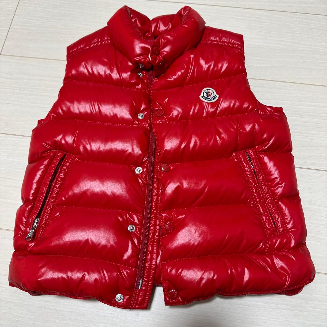 MONCLER 赤 ダウンベスト - メルカリ