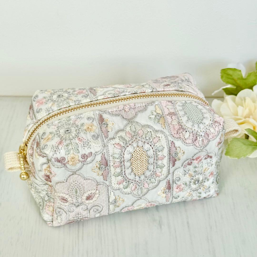 インド刺繍のボックスポーチ - メルカリ