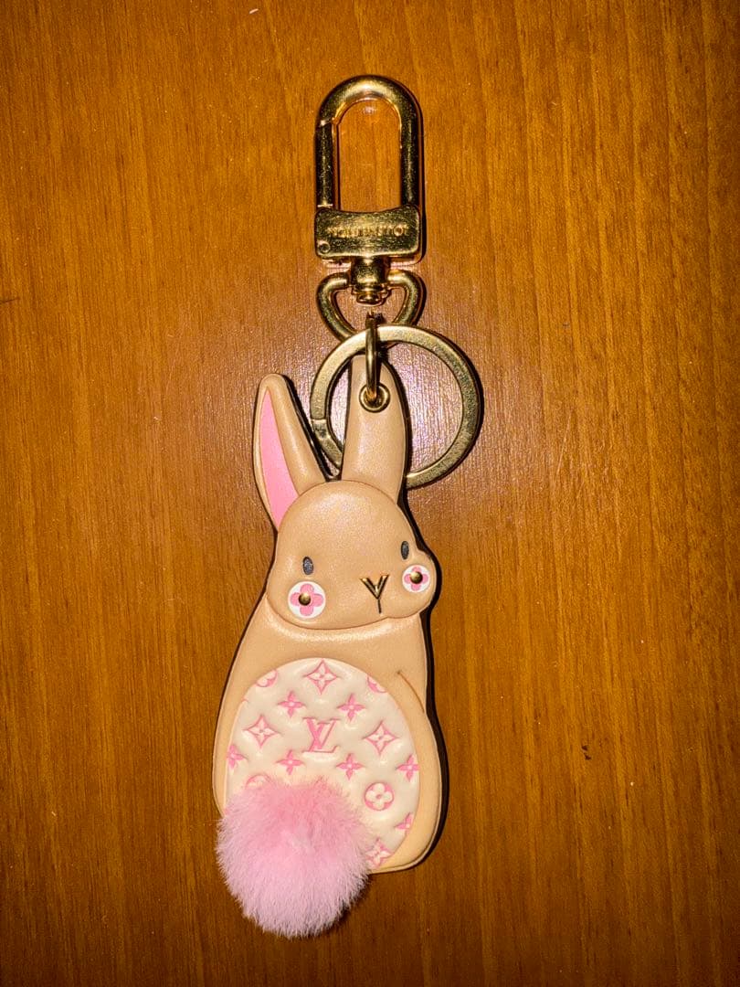ルイヴィトン バニー うさぎ チャーム キーホルダー ピンク - メルカリ