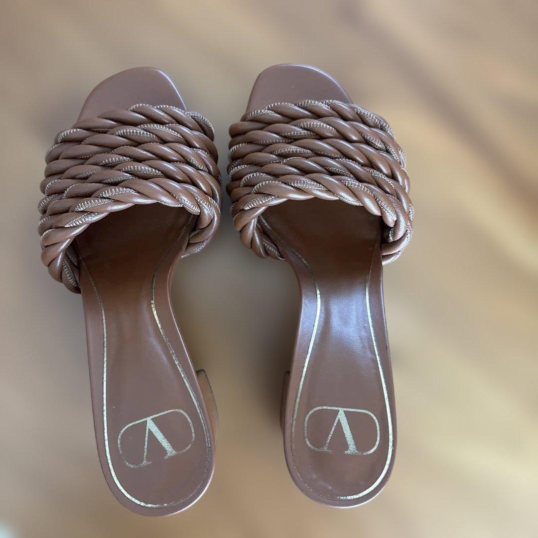 ヴァレンティノミュール36 ロックスタッズ エナメル ミュール for ウィメンズ インチ ブラック