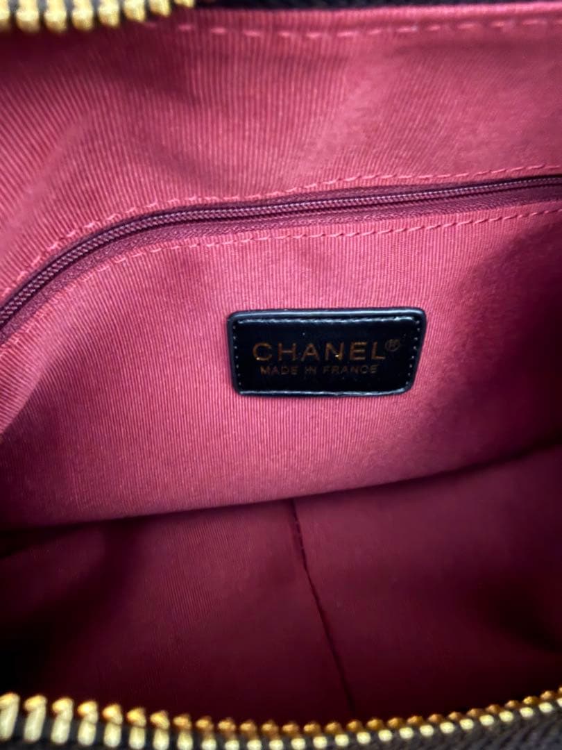週末限定価格！CHANEL ブラック ショルダーバッグ本革ノベルティ