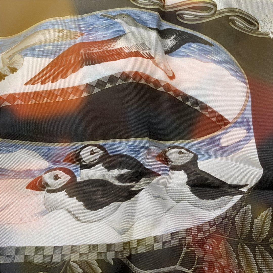 フェラガモ スカーフ ペンギン 松ぼっくり 赤い実