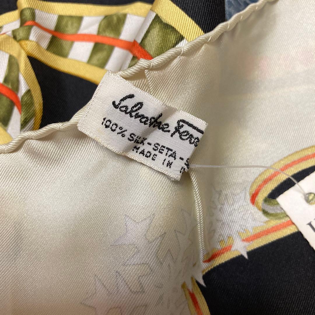 フェラガモ スカーフ ペンギン 松ぼっくり 赤い実