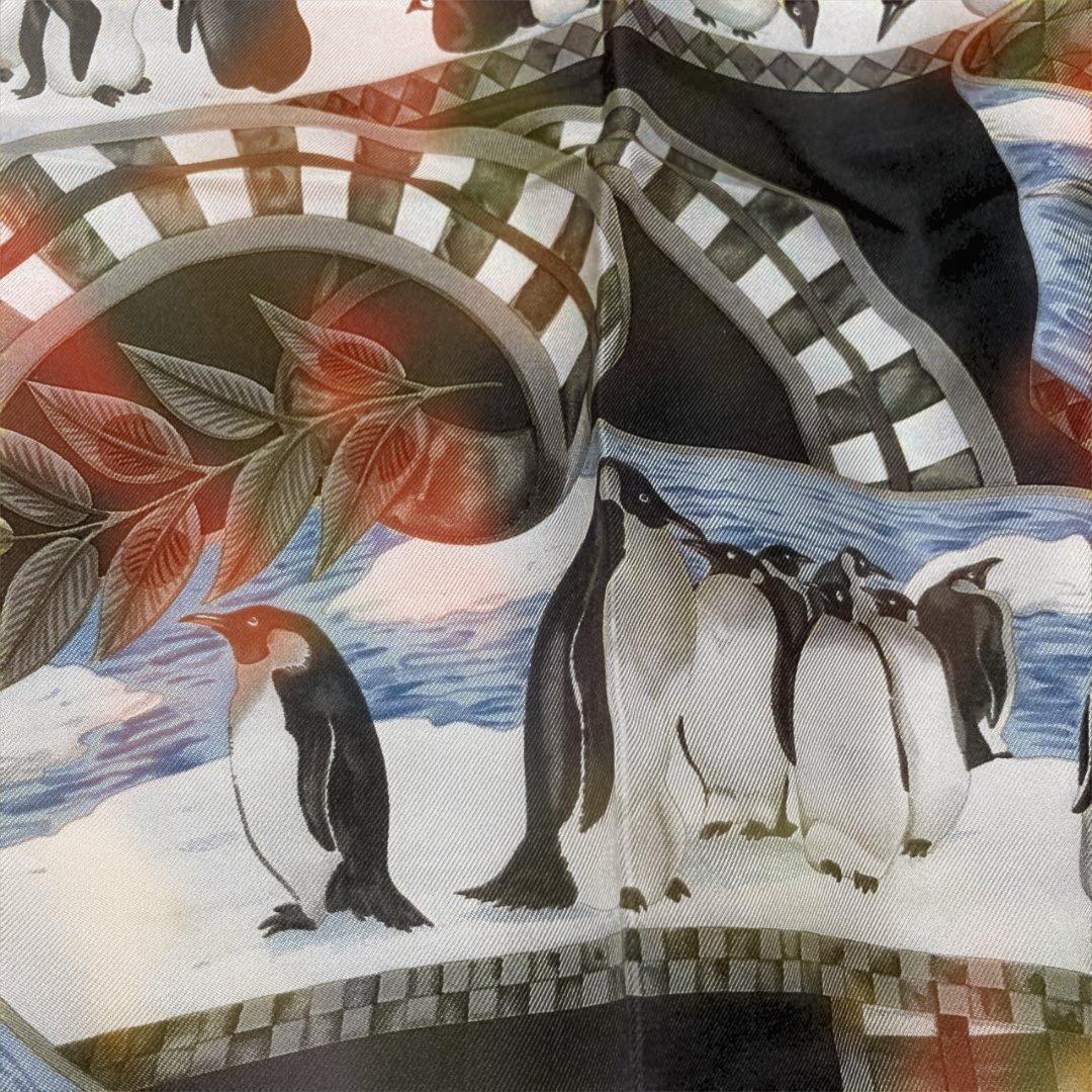 フェラガモ スカーフ ペンギン 松ぼっくり 赤い実