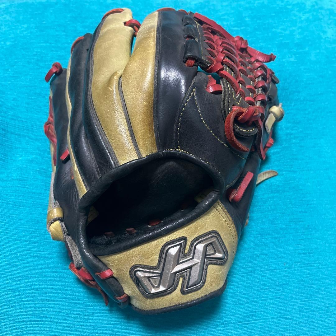 軟式グローブ 黒と赤 レースアップ 軟式グローブ 黒と赤 レースアップ 黒と赤のレースアップデザインの軟式