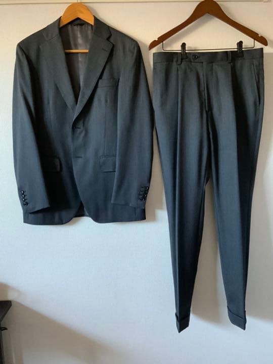 麻布テーラー Azabu Tailor グレー スーツ セットアップ オーダー グレーのジャケットはこう着る。｜新宿east店のスタッフブログ