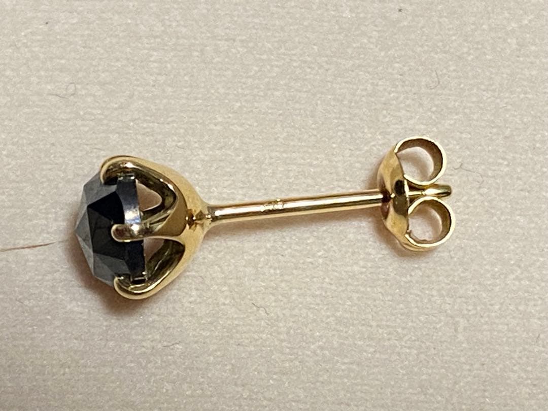 限界値 美品 天然ブラックダイヤモンド 一粒ピアス1ctK18 - メルカリ