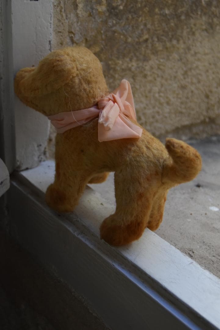 ピンクのリボン 1930年 可愛い小さな犬のぬいぐるみ 藁 フランス