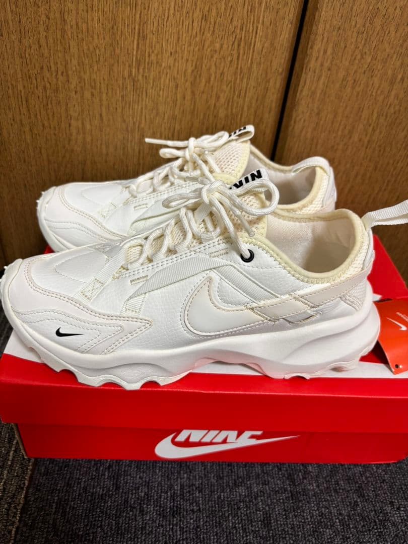 タイムセール【新品未使用】NIKE ナイキ TC7900 24.5センチ - メルカリ