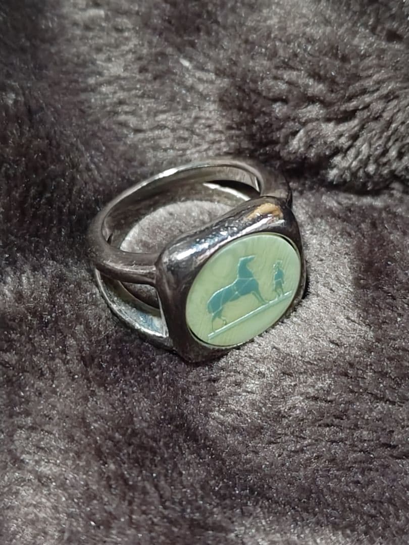 犬の彫刻 シルバーリング 薄緑色 - メルカリ