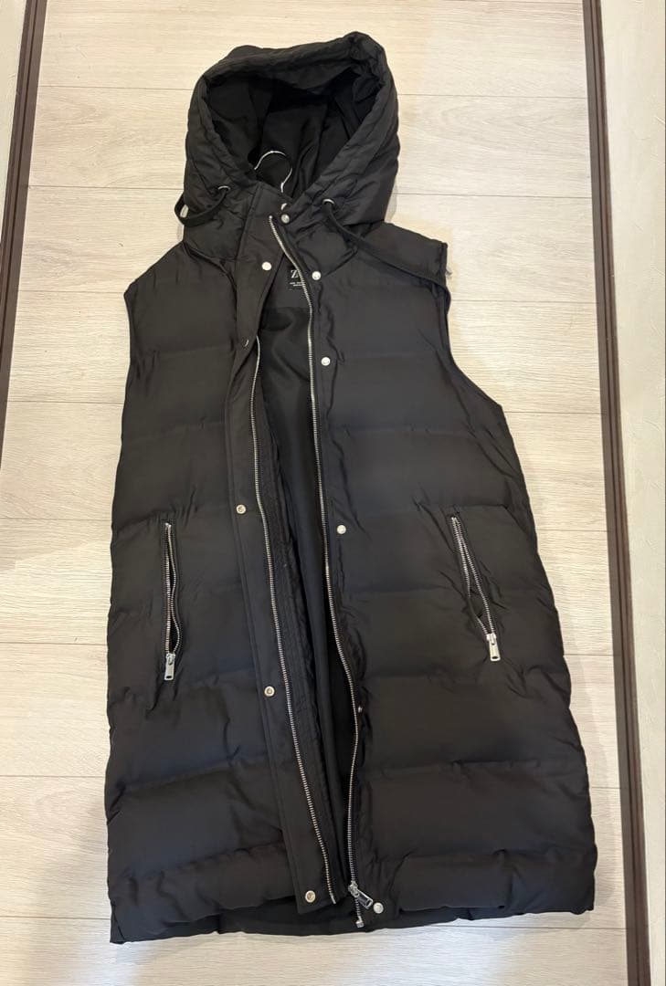 ZARA フード付きブラックダウンベスト - メルカリ