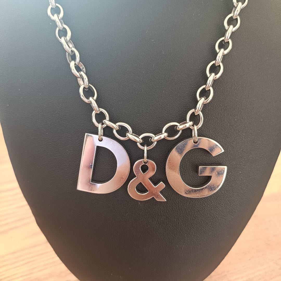 ドルチェ&ガッバーナ ネックレス チャーム付き ロゴ シルバーカラー