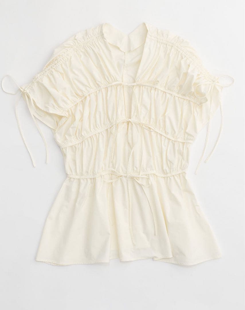 マルチファブリックシャーリングリボンブラウス - メルカリ