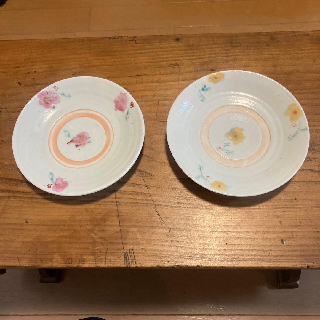 伊藤聡信　花柄の陶器皿 2枚セット 左上から時計まわりに、白地にブルーの花が映える伊藤聡信（あきのぶ