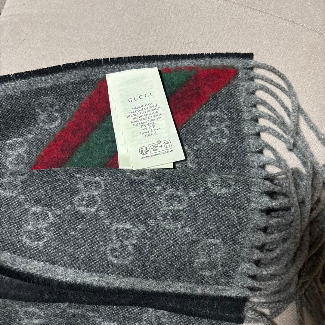 GUCCI グレー マフラー 赤緑ストライプ - メルカリ