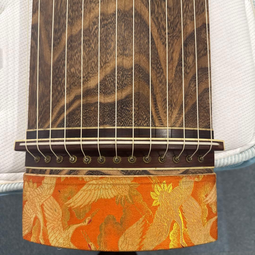 お琴です。13弦 並甲、すだれ彫り 箏曲部での自宅練習用に