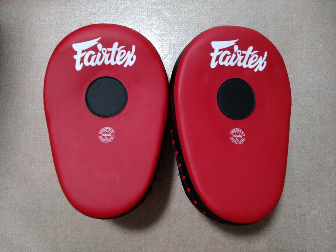 合革製FAIRTEX湾曲パンチングミット FMW-13 黒＆赤 (新品)-24時間以内