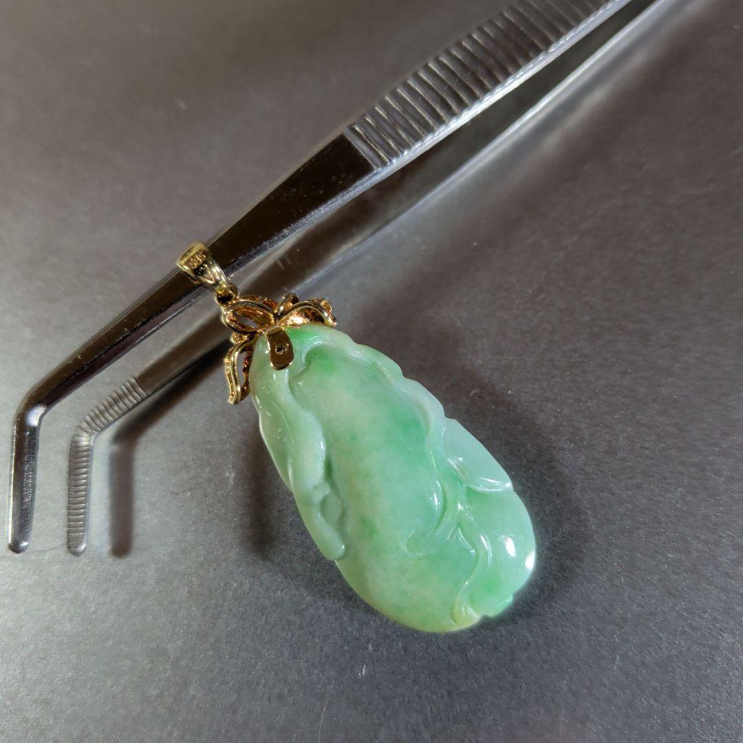 ペンダントトップ K14 585 YG 天然ひすい ジェダイト 彫刻 鑑別書付