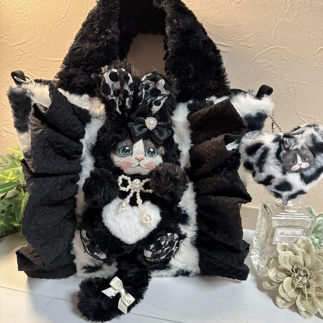 あ*き様 コヤンイサムチョン♡ミルクちゃんのモノトーンカラー！ファーフリルトート あ*き様 コヤンイサムチョン♡ミルクちゃんのモノトーンカラー！ファー