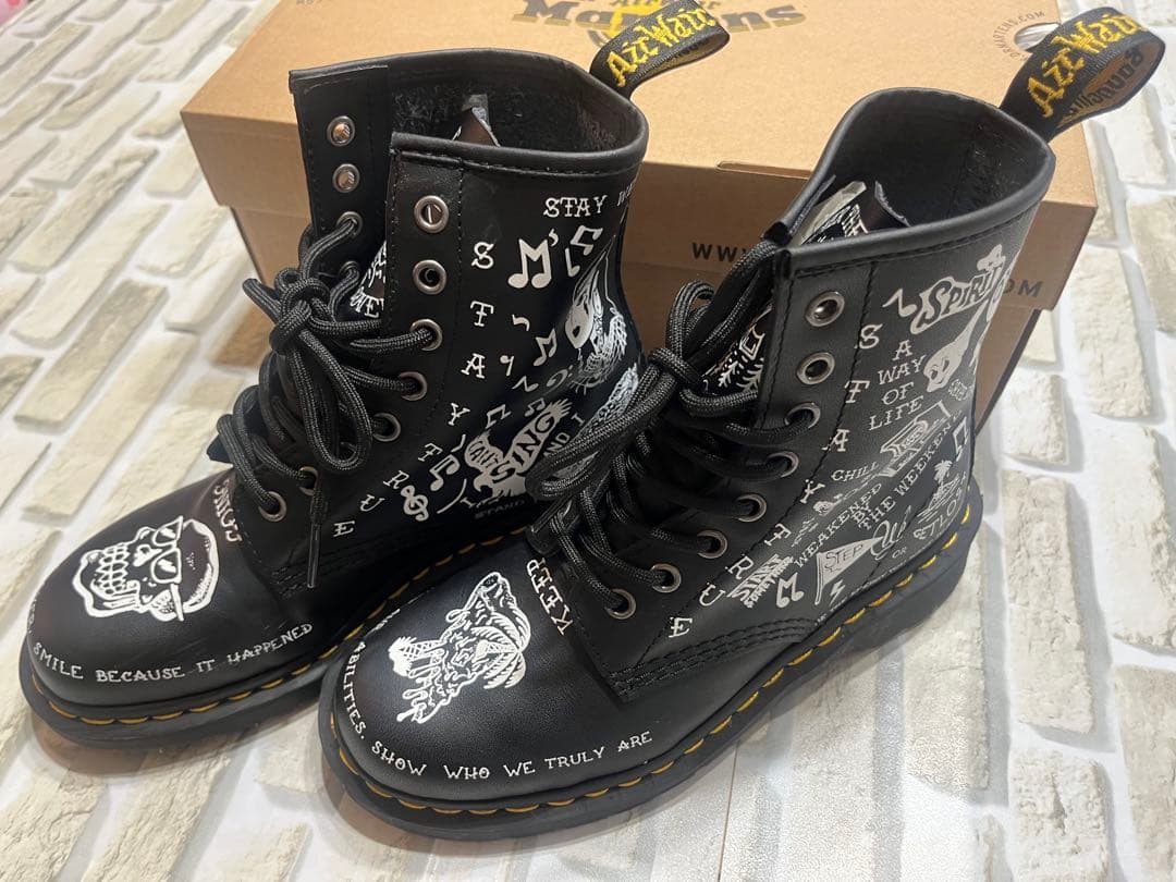 ドクターマーチン 1460 スクリブル 8ホールブーツ Dr.Martens（ドクターマーチン） ブーツ レディース 1460 ツインジップ