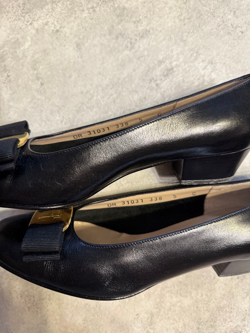 フェラガモ ヴァラ リボンパンプス 5C 22.5cm 黒 - メルカリ