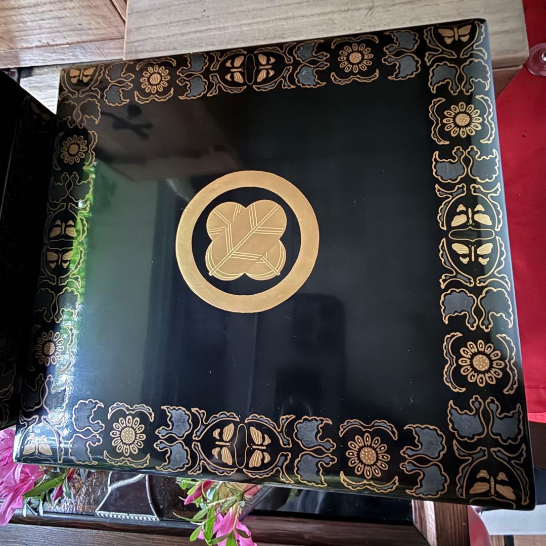 2167様感謝‼️JAPAN蒔絵鷹の羽家紋と蝶鳥花五段重二枚蓋と重ね盆二枚木