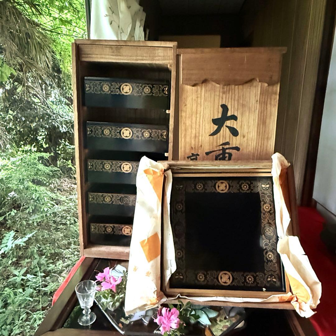 2167様感謝‼️JAPAN蒔絵鷹の羽家紋と蝶鳥花五段重二枚蓋と重ね盆二枚木