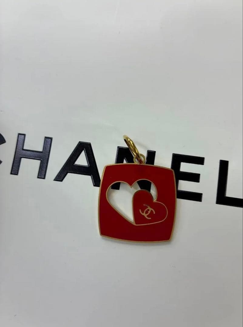 シャネル CHANEL 2026 バレンタイン レッド 限定チャーム - メルカリ