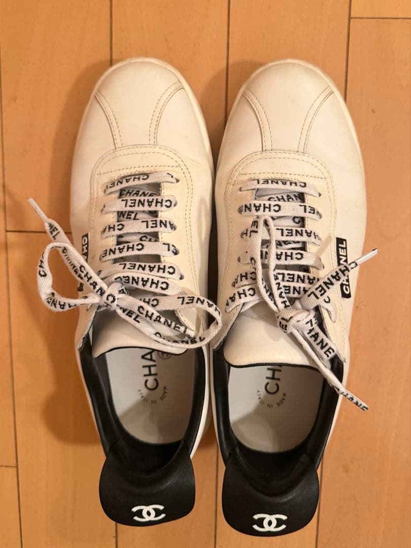 CHANEL 大人気ロゴリボンホワイトレザー スニーカー37 - メルカリ