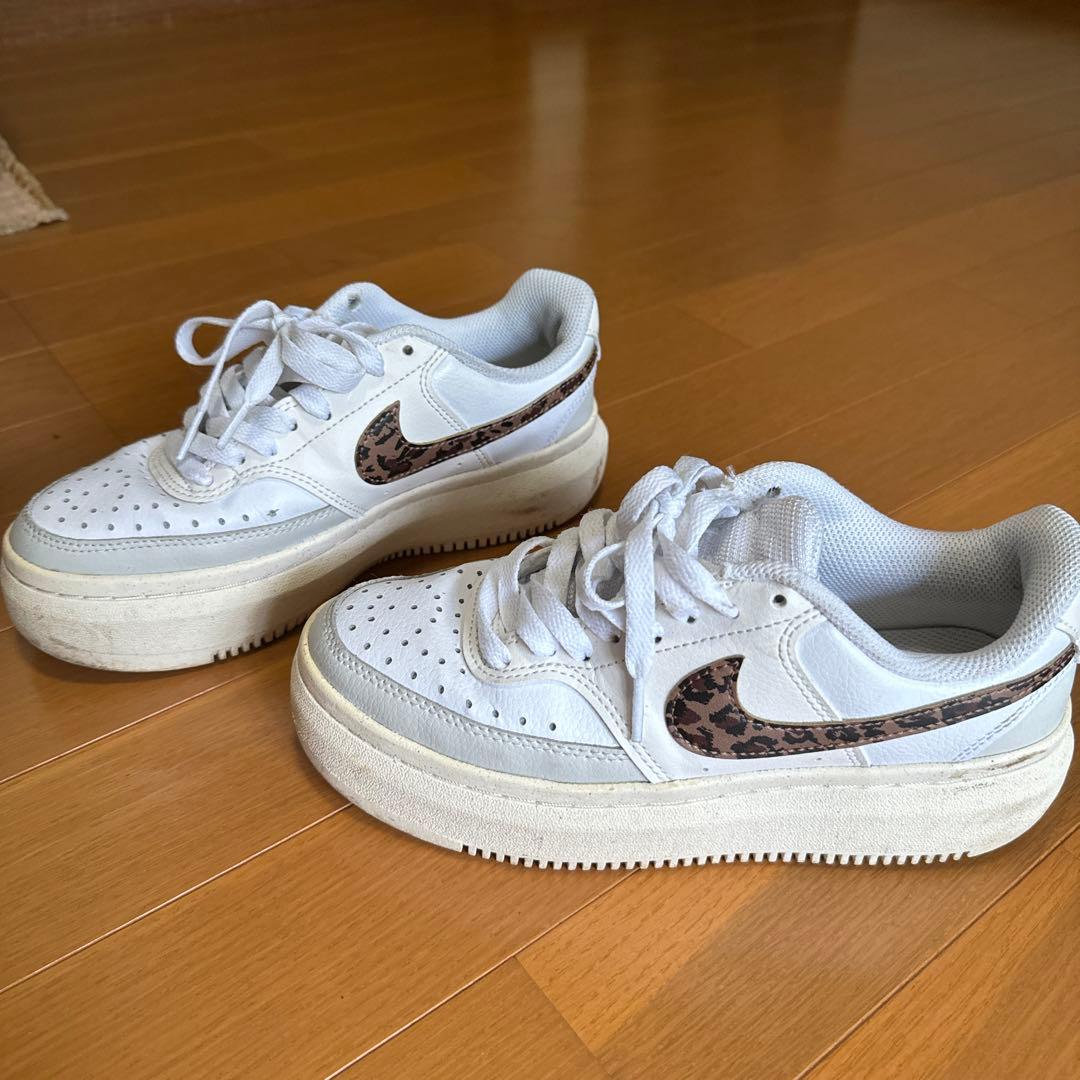 NIKEナイキ コート ビジョン 厚底23.5cm ヒョウ柄/アイボリー - メルカリ
