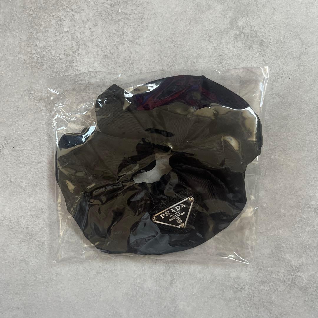 【新品未開封】PRADA プラダ シュシュ 黒 三角ロゴプレート PRADA プラダ シュシュ ヘアアクセサリー ナイロン ブラック 三角ロゴ