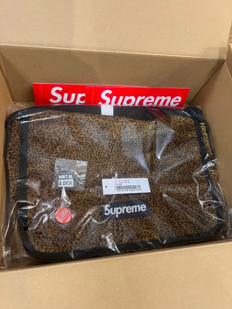 supreme Velvet Small Messenger Bag 新品未使用 Supreme Velvet Small Messenger Bag | Urban Outfitters