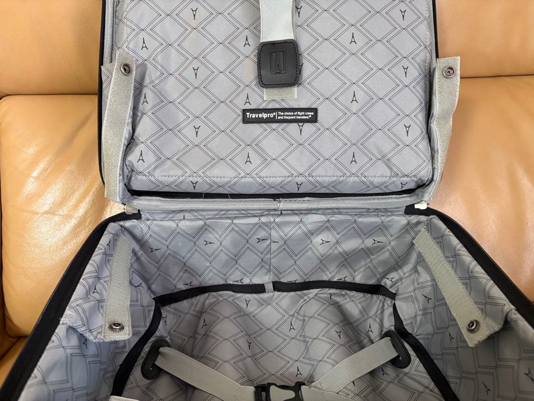 週末値下げTravelpro Crew10 Rolling Tote - メルカリ