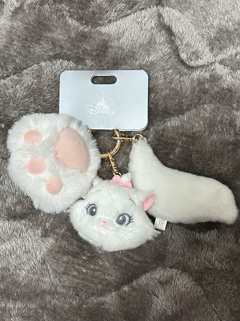 ディズニーストア 猫の日 マリーちゃんぬいぐるみキーチェーン - メルカリ