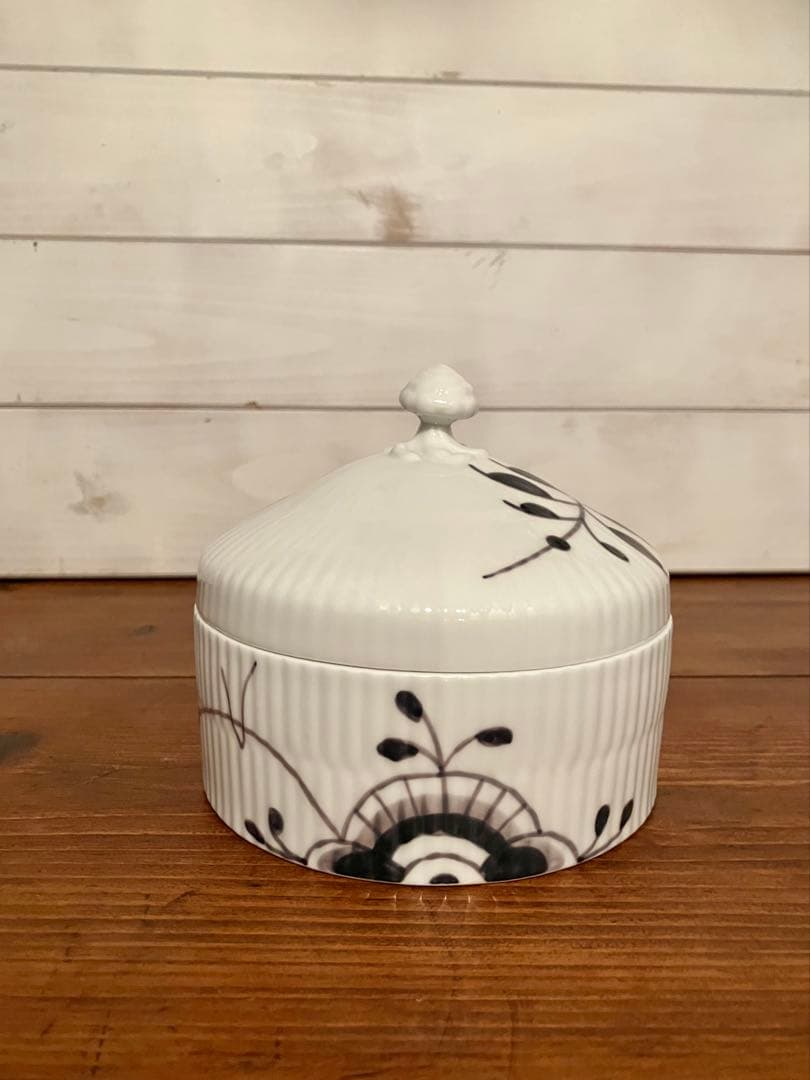 ロイヤルコペンハーゲン ＊ ブラックフルーテッド メガ ボックスラウンド ブラックフルーテッド メガ プレート 27cm|ロイヤル コペンハーゲン