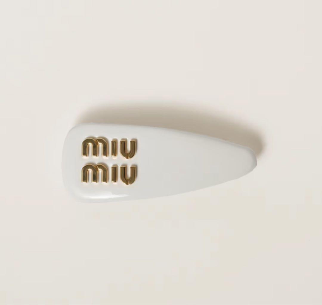 miu miu ロゴ入りヘアピン ホワイト Miu Miu レザー ヘアクリップ | ホワイト | FARFETCH JP