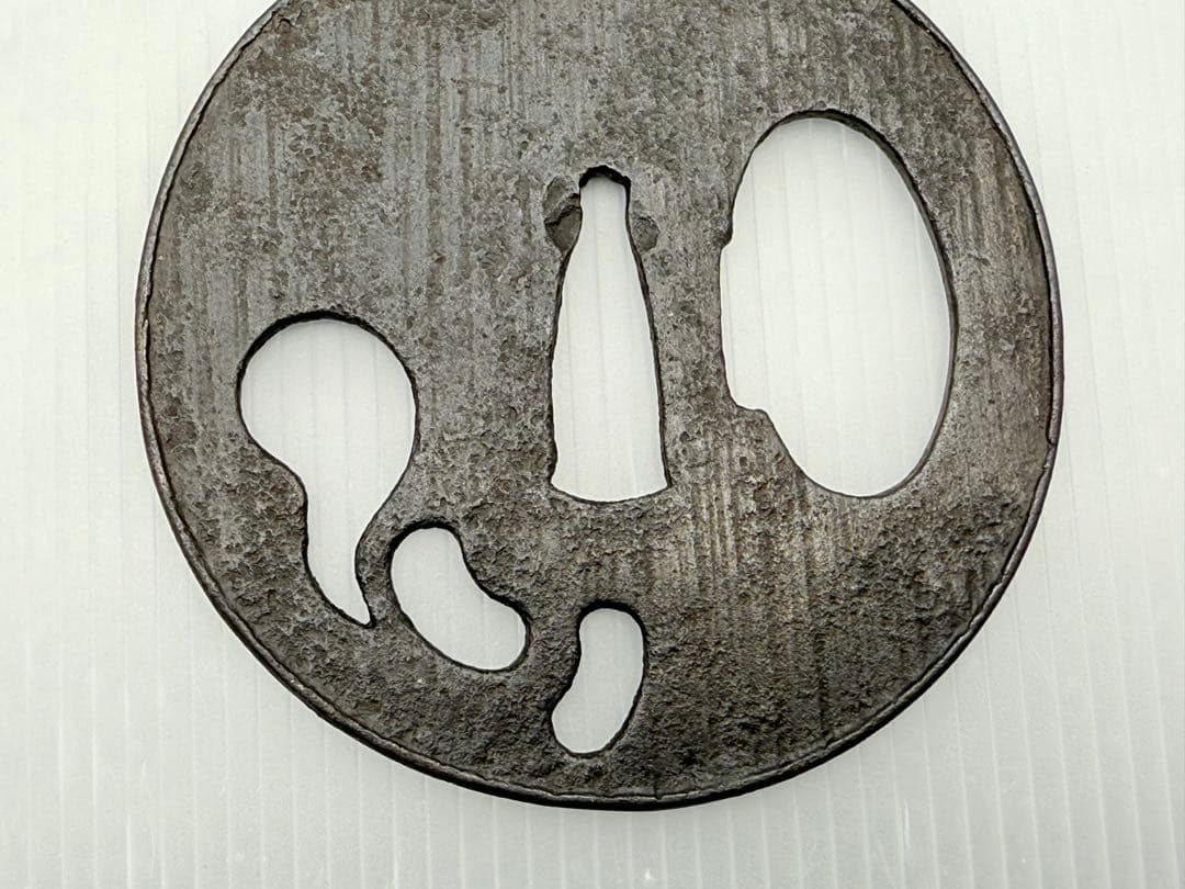 日本刀 刀剣 刀装具 無銘 鍔 《約85×84×3mm・93g》 座布団・木箱付