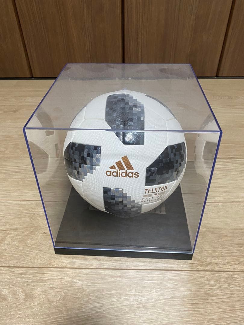 アディダス テルスター 18 ワールドカップ ロシア大会 公式試合球 Jマーク Star of Television”のコンセプトをもつ初代『TELSTAR』の伝統と最新