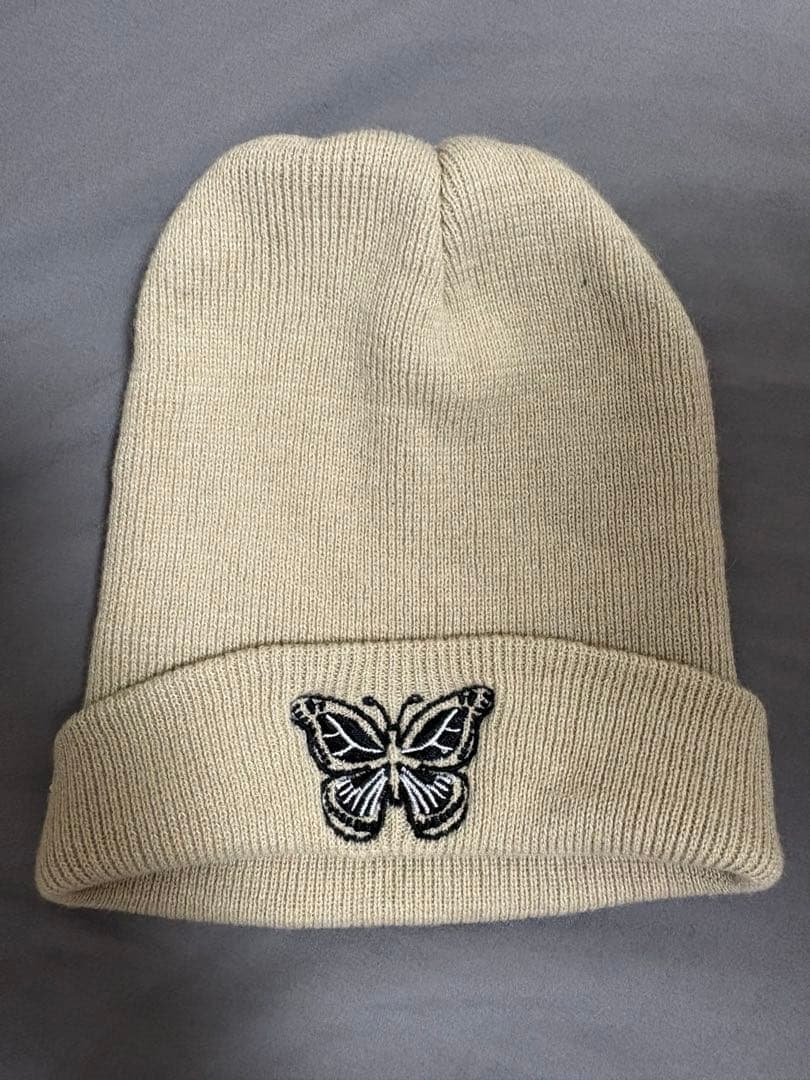 ベージュ 蝶刺繍 ニット帽 - メルカリ