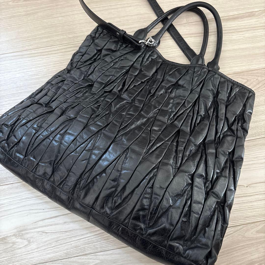 2万値下げ！】MIU MIU プリーツ加工 ブラックトートバッグ - メルカリ