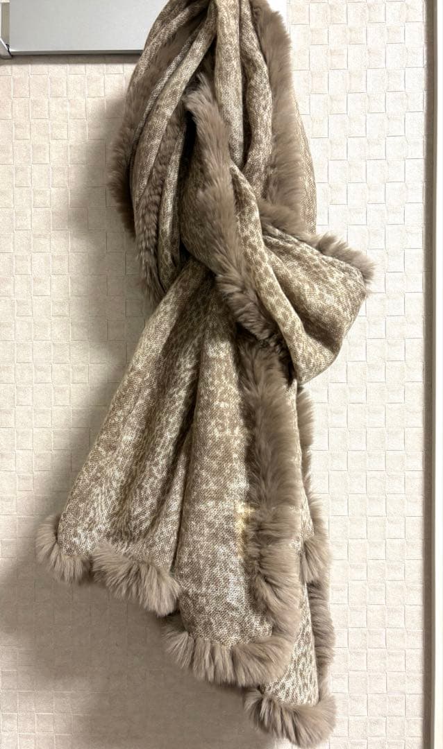 ピュアカシミヤのファートリミング ショール グレージュ - メルカリ