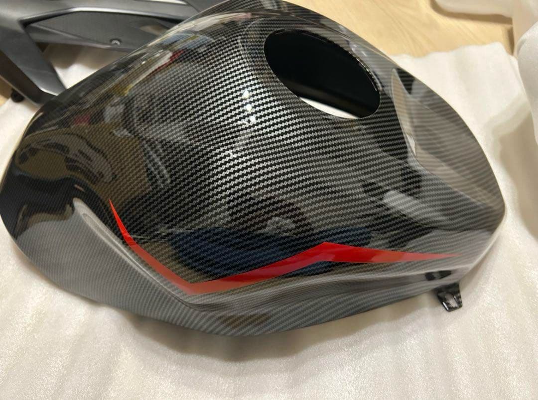 zx4r タンクカバー カーボンファイバー カウル 赤アクセント - メルカリ