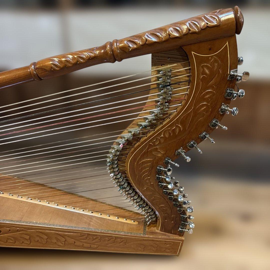 アルパ半音階レバー付き木製ハープ 複数弦 彫刻入り - メルカリ