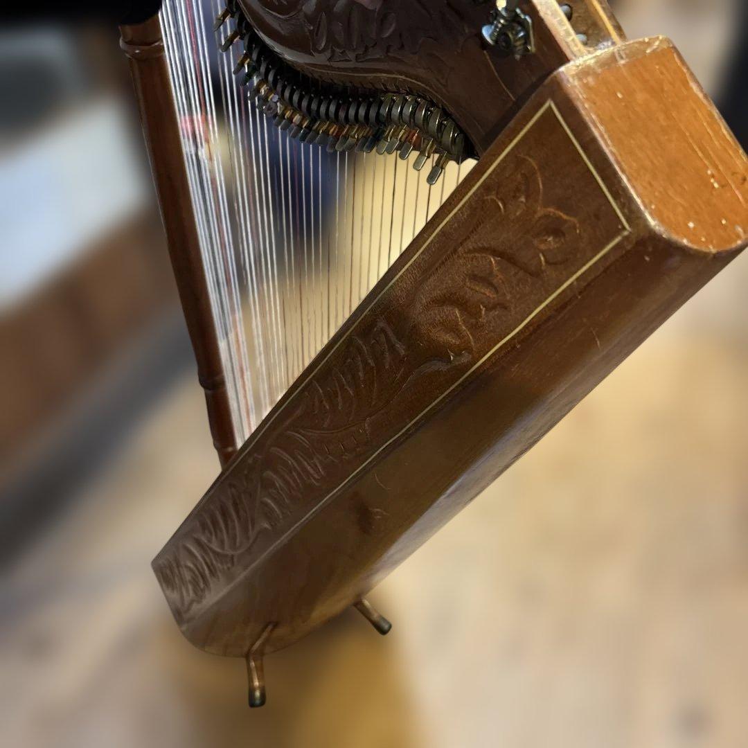 アルパ半音階レバー付き木製ハープ 複数弦 彫刻入り - メルカリ