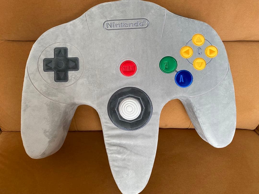 Nintendoミュージアム 64コントローラー クッション - メルカリ