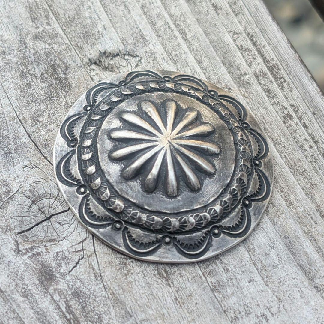 ハンドメイドのシルバーコンチョ オールドスタイル インディアン