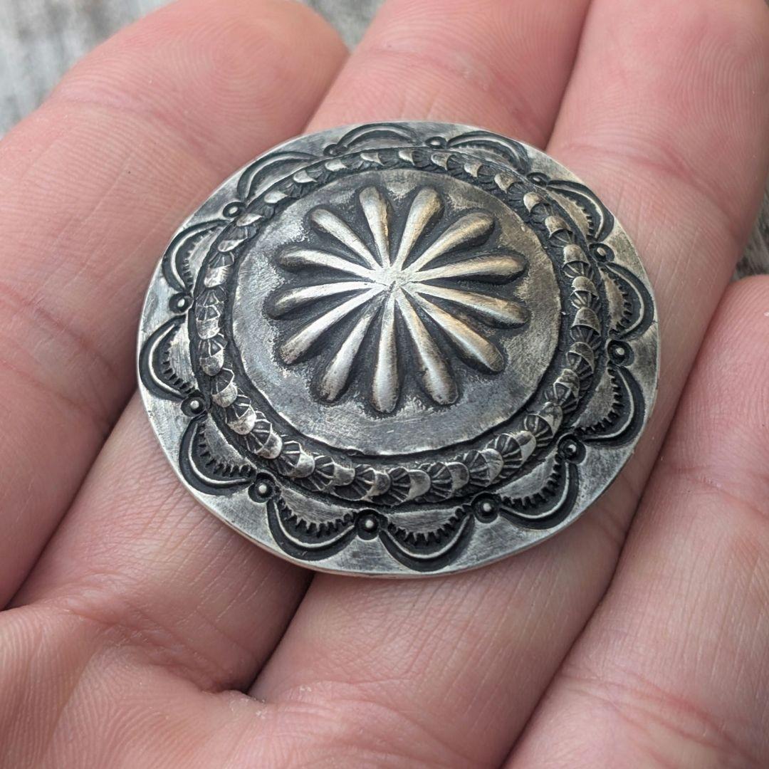 ハンドメイドのシルバーコンチョ オールドスタイル インディアン