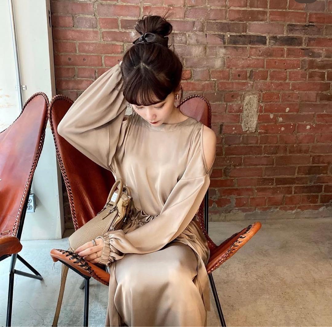 acka ベージュ オフショルダー ロングワンピース - メルカリ