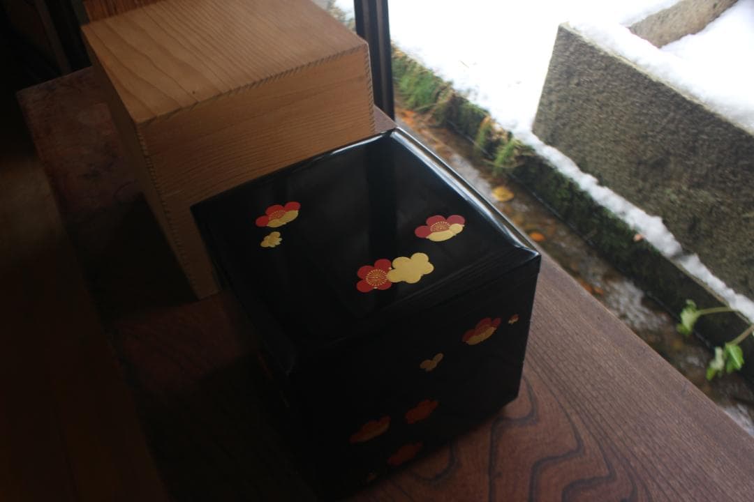 デッドストック！上質内朱黒漆に優美な紅白梅蒔絵の映える三段重（検重箱お重 楽天市場】松竹梅蒔絵 65三段重（黒内朱）重箱 日本製 来客 艶 上品 器